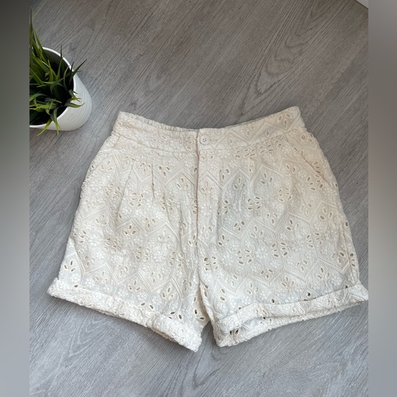 CROCHET CREAM SHORT - Picture 1 of 4